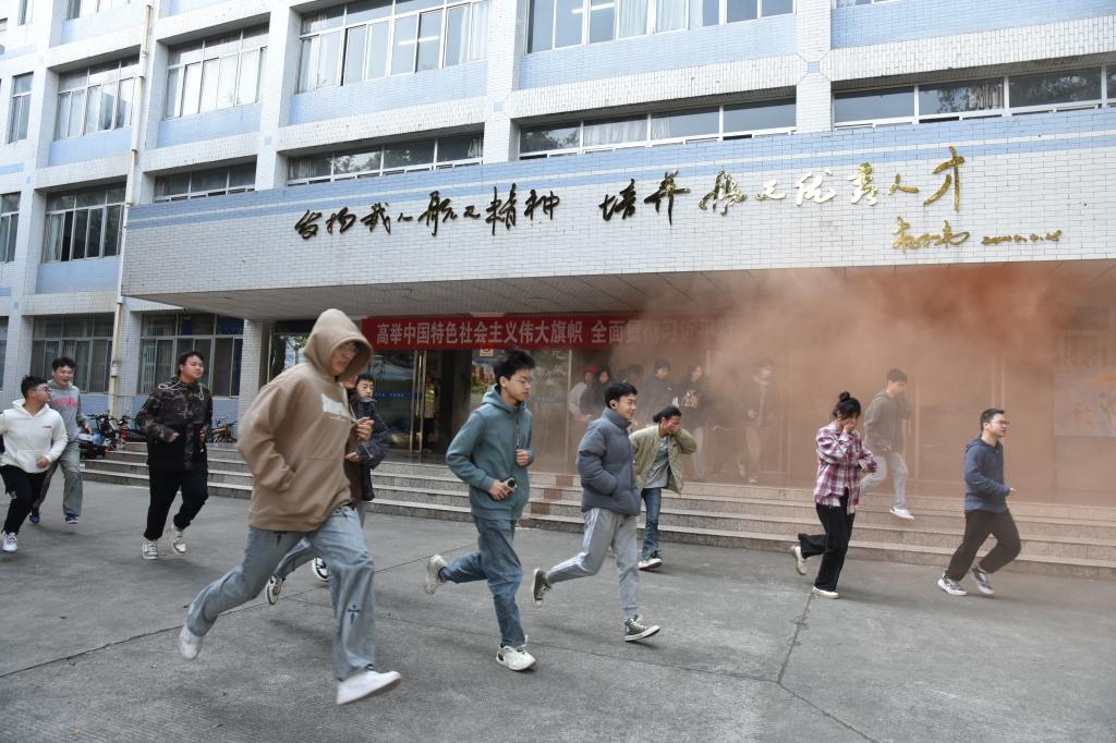 以"练"促防 筑牢校园安全防线-四川航天技师学院